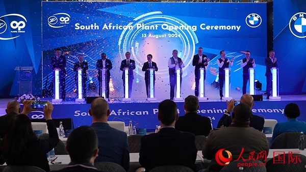 嘉賓點亮燈柱。人民網 張茜攝