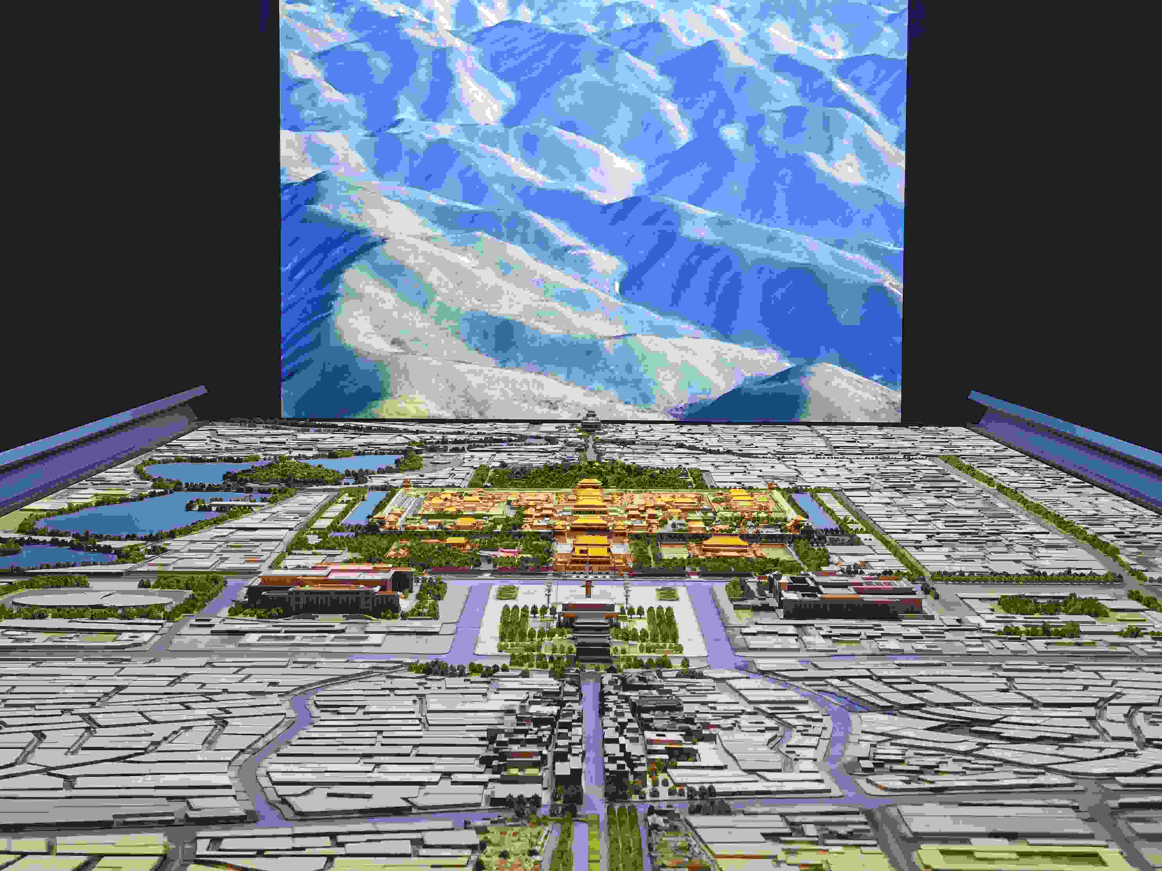 2023年3月，北京首都博物館精心制作的16米長中軸線沙盤，配以立體投影技術(shù)，展現(xiàn)了北京中軸線之壯美。