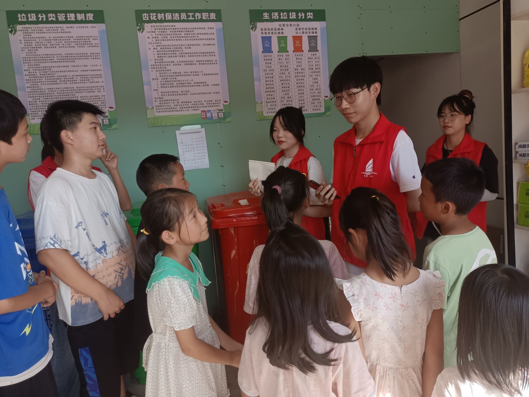 “小水滴”志愿服務隊進校園宣講環(huán)保內容