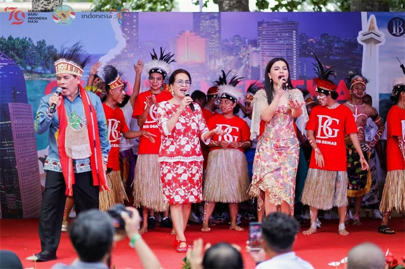 大使夫婦與演員一起共唱《明天會(huì)更好》。