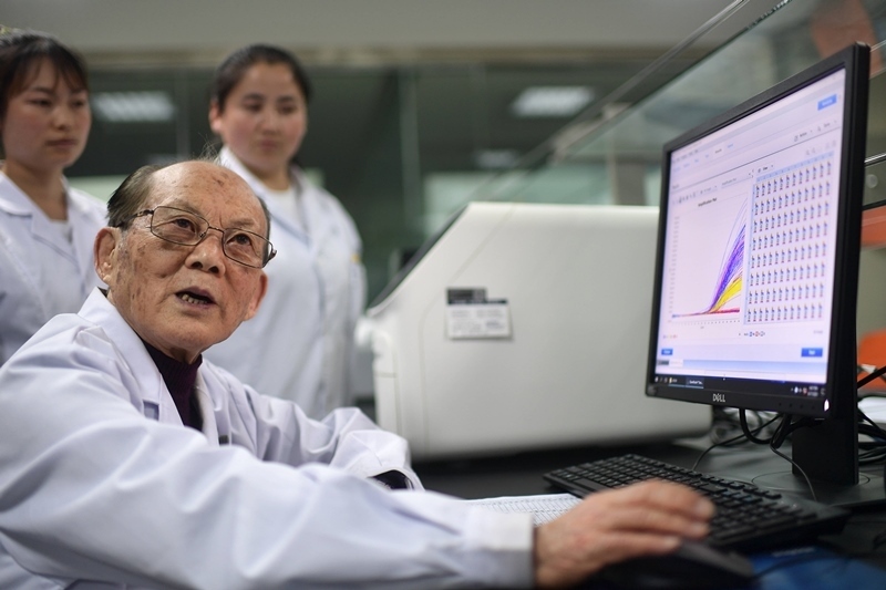 2021年6月17日，吳天一（前）在青海西寧的實驗室內和學生討論。