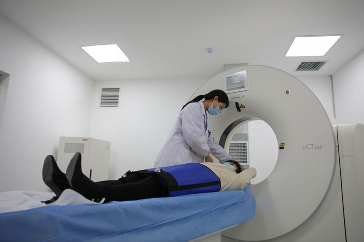 2023年3月2日，安徽省合肥市包河區(qū)煙墩街道社區(qū)衛(wèi)生服務中心的醫(yī)護人員為患者進行CT檢查。 新華社記者 曹力 攝