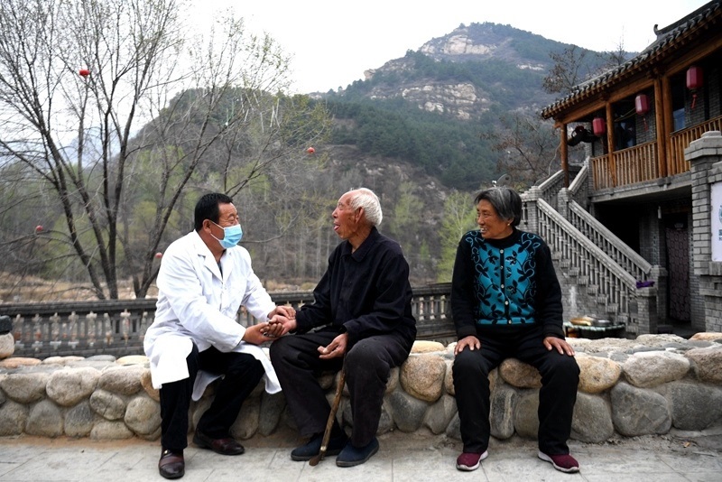 2020年4月15日，在河北阜平縣龍泉關鎮(zhèn)駱駝灣村，村醫(yī)霍建國為村民把脈。