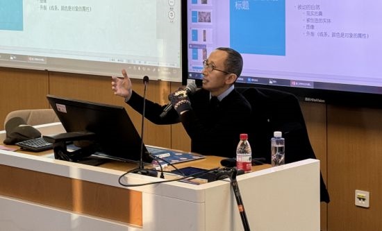 從去年秋天起，還在治療中的朱銳就堅(jiān)持給本科生開課。（受訪者供圖）