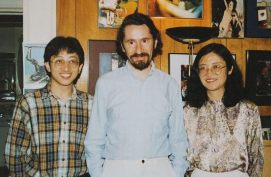 1992年，朱銳（左）赴美國杜蘭大學(xué)攻讀心靈哲學(xué)與認(rèn)知科學(xué)，師從心靈哲學(xué)和認(rèn)知科學(xué)家Radu Bogdan（中），右為朱銳師姐、北師大教授田平。