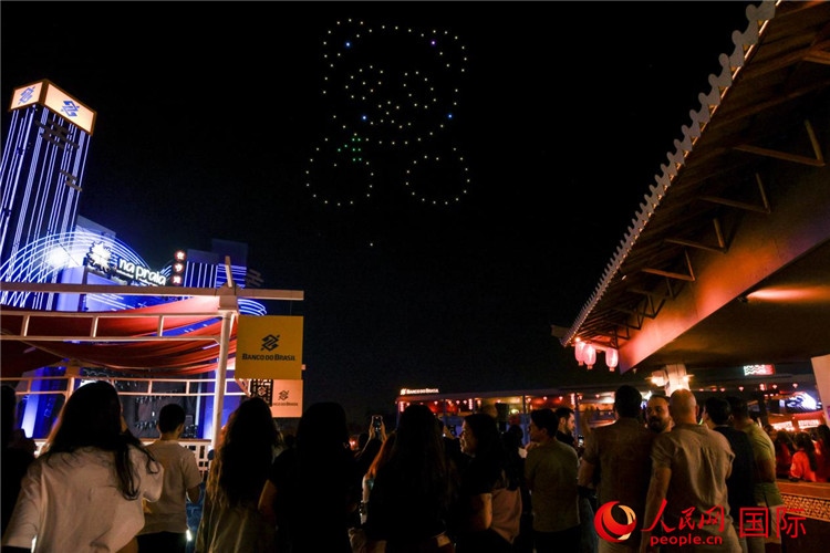 當(dāng)?shù)孛癖娪^看無人機(jī)表演。人民網(wǎng)記者 宋亦然攝