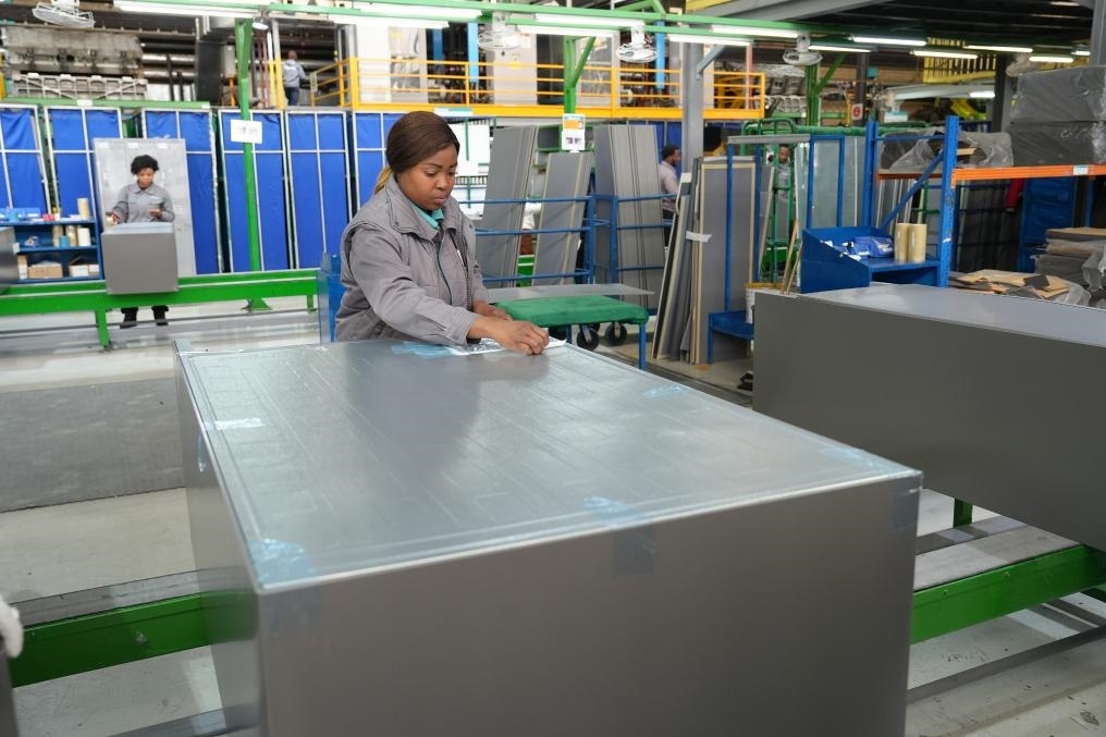 8月14日，在南非開普敦，當(dāng)?shù)貑T工在海信南非工業(yè)園的冰箱生產(chǎn)線上工作。新華社記者王雷攝