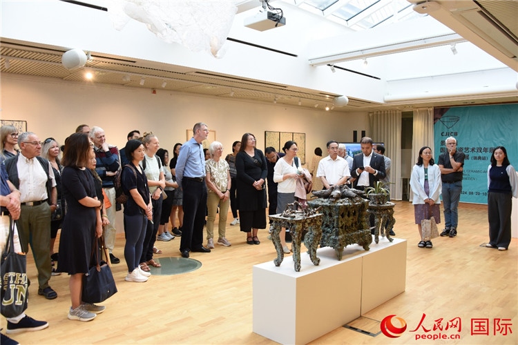 來(lái)賓參觀展覽作品。人民網(wǎng)記者 殷淼攝