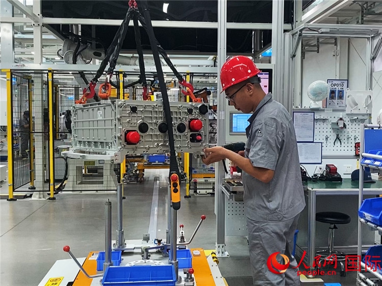 技術(shù)人員進(jìn)行系統(tǒng)化測(cè)試。人民網(wǎng)記者 于洋攝