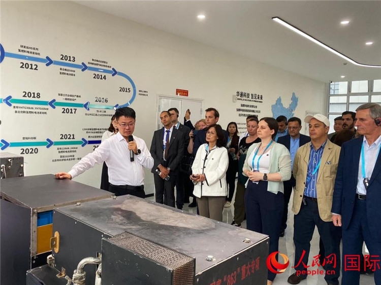 于民向駐華外交官和國(guó)際組織駐華代表介紹企業(yè)發(fā)展情況。人民網(wǎng) 宋歌攝