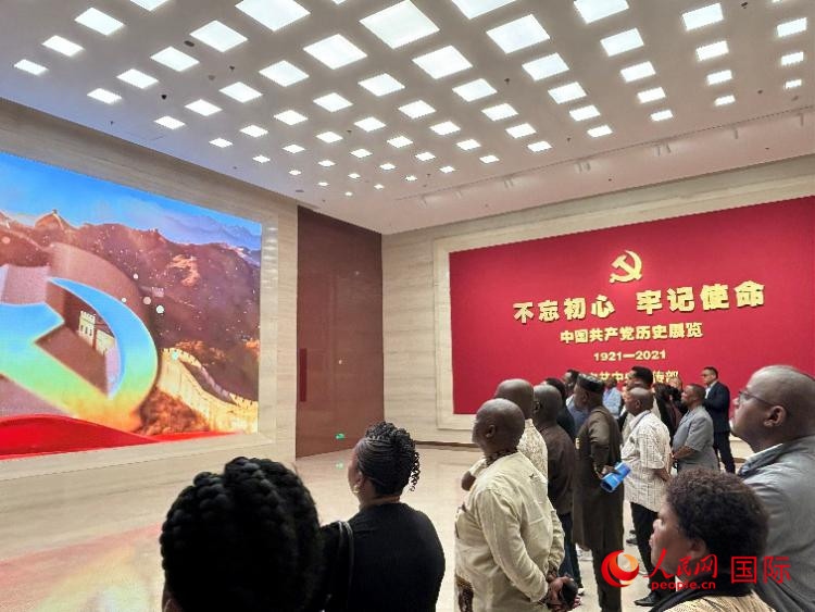 代表團參觀“不忘初心 牢記使命”中國共產(chǎn)黨歷史展覽。人民網(wǎng) 曹欣悅攝