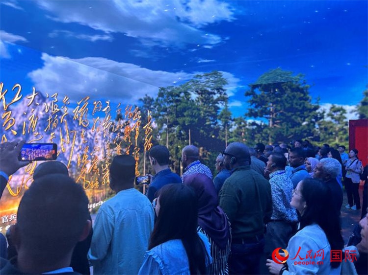 代表團在全景影院中感受長征場景。人民網(wǎng) 曹欣悅攝