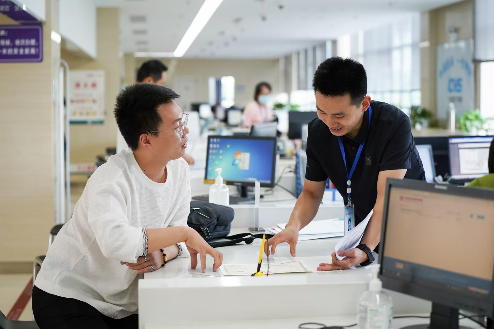 安徽省池州市市民在市政務(wù)服務(wù)大廳辦理業(yè)務(wù)。人民網(wǎng)記者 王銳攝