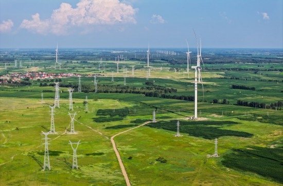 這是2024年7月19日拍攝的內(nèi)蒙古通遼238萬千瓦風電項目（無人機照片）。此項目每年可將75億千瓦時清潔電能經(jīng)扎魯特—青州±800（千伏）直流特高壓外送通道送至山東地區(qū)消納，相當于滿足受端地區(qū)超過300萬戶居民家庭用電需求，節(jié)約標煤261萬噸，減少二氧化碳排放634萬噸。