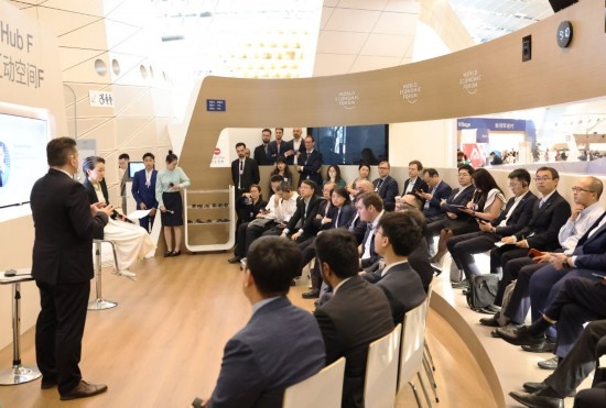 2024年6月26日，嘉賓在第十五屆夏季達沃斯論壇主會場——遼寧大連國際會議中心參與互動討論。