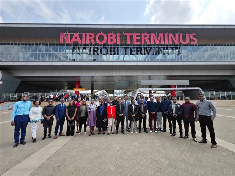 留學(xué)生們參訪中企承建的蒙內(nèi)鐵路。中國駐肯尼亞大使館供圖