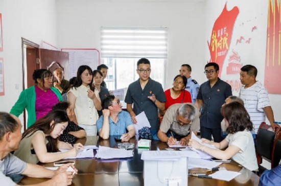 圖為2024年8月6日，重慶市奉節(jié)縣人民法院興隆人民法庭庭長費明軍（中）在做調(diào)解工作。蹇懿 攝