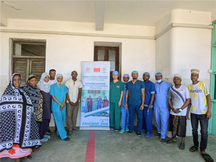 隊長蔣國慶（右七）和手術(shù)醫(yī)生、部分患者合影。中國援桑醫(yī)療隊供圖