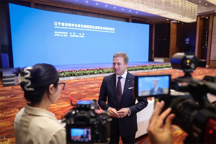 2024年4月26日，寶馬集團(tuán)董事長(zhǎng)齊普策在遼寧省沈陽市與寶馬集團(tuán)深化戰(zhàn)略合作簽約儀式現(xiàn)場(chǎng)接受采訪。新華社記者潘昱龍攝