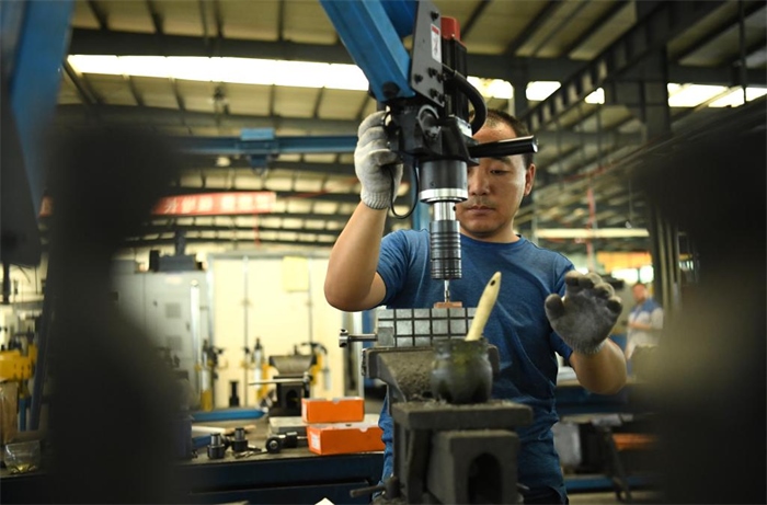 2024年7月30日，在長(zhǎng)春吉林通用機(jī)械（集團(tuán)）有限責(zé)任公司模具裝配生產(chǎn)線，鉗工在進(jìn)行攻絲操作。近年來，吉林通用機(jī)械（集團(tuán)）有限責(zé)任公司通過數(shù)字化改造、智能化升級(jí)提高生產(chǎn)效率，提升產(chǎn)業(yè)競(jìng)爭(zhēng)力，已成為全球鋁加工汽車輕量化零部件知名供應(yīng)商，為奧迪、大眾、寶馬、奔馳、保時(shí)捷等多家品牌主機(jī)廠供應(yīng)零件。新華社記者柳文惠攝