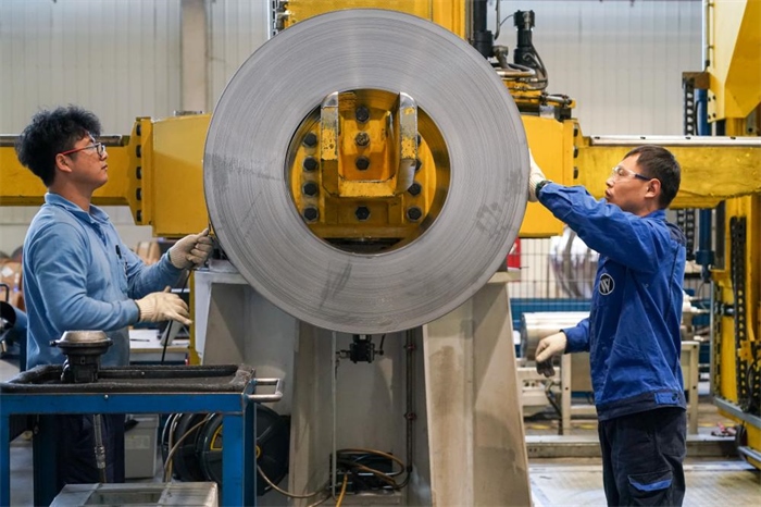 2023年3月16日，工人在位于太倉市高新區(qū)的威爾斯新材料（太倉）有限公司生產(chǎn)車間內(nèi)進(jìn)行加工作業(yè)。新華社記者李博攝