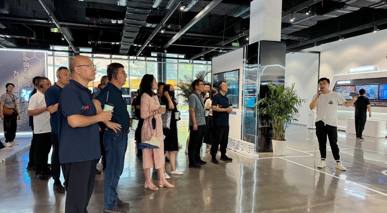 人民網(wǎng)“夢幻靈境”AI展演中心講解。人民網(wǎng) 王戰(zhàn)雄攝