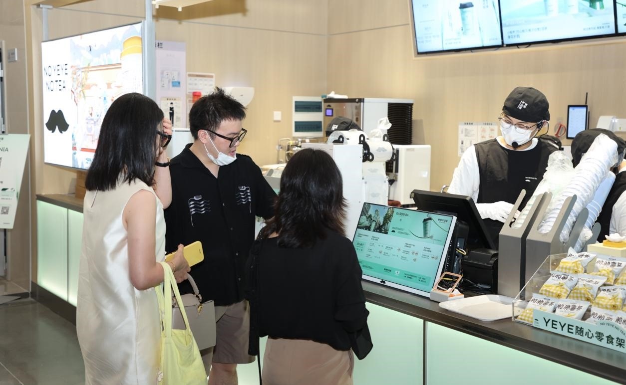 “爺爺不泡茶”奶茶品牌店。人民網(wǎng) 王戰(zhàn)雄攝