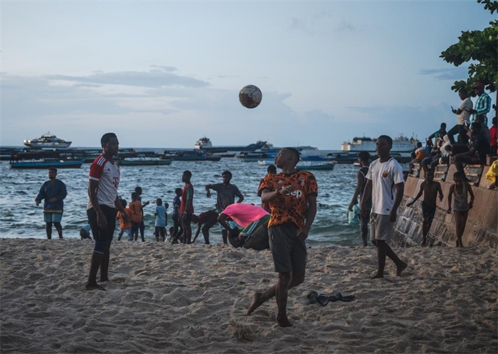 2023年12月31日，人們?cè)谔股Ｄ醽喩＝o巴爾島海濱踢球。新華社記者王冠森攝