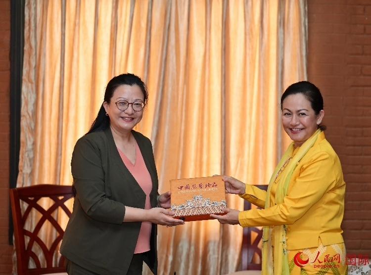 馬珈大使向岱岱楷部長贈(zèng)送中國特色紀(jì)念品。人民網(wǎng)記者 謝佳君攝