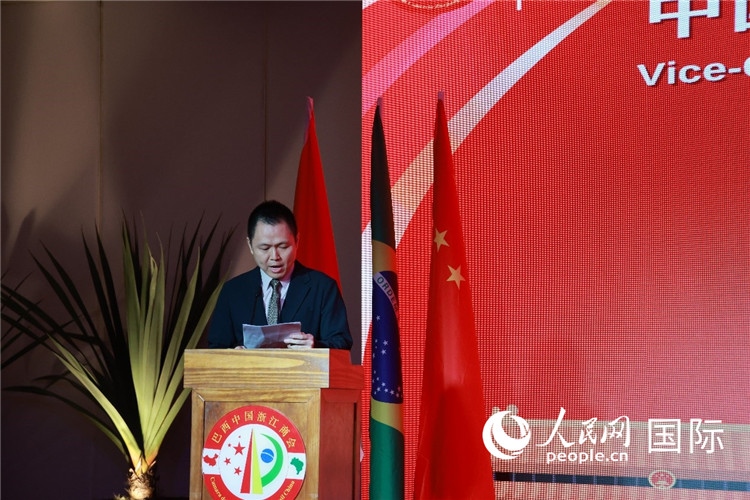 中國駐里約總領館副總領事王尉育宣讀賀電。人民網(wǎng)記者 陳海琪攝