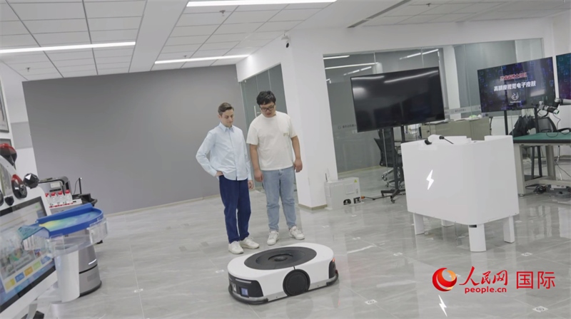 睿樂達(dá)機(jī)器人充電停車場(chǎng)。人民網(wǎng)記者 張榮攝