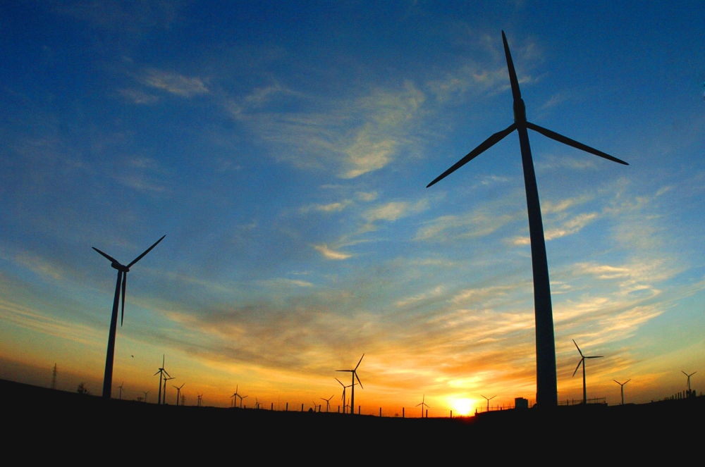 2005年，吉林省白城市通榆縣境內(nèi)幾十部風(fēng)力發(fā)電機(jī)組在工作。新華社發(fā)