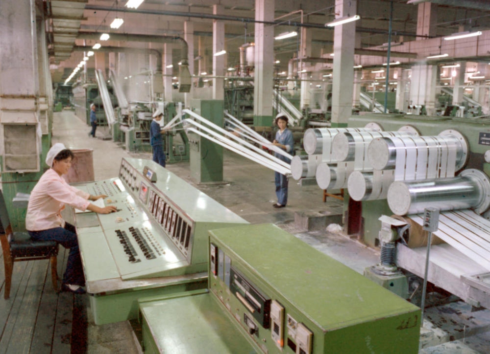 1981年，東北遼陽(yáng)石油化學(xué)纖維廠抽絲車(chē)間一角。新華社發(fā)