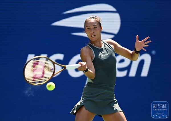 鄭欽文在比賽中回球。新華社記者 李睿 攝