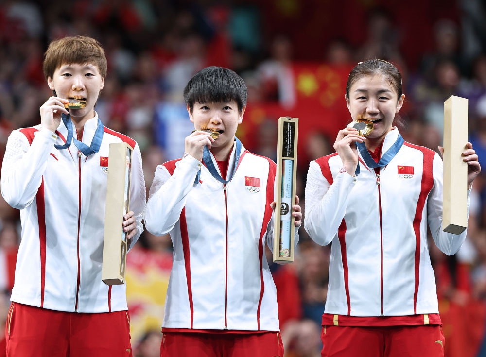 冠軍中國隊選手王曼昱、孫穎莎、陳夢（從左至右）在巴黎奧運會乒乓球女子團體頒獎儀式上（2024年8月10日攝）。新華社記者 王東震 攝