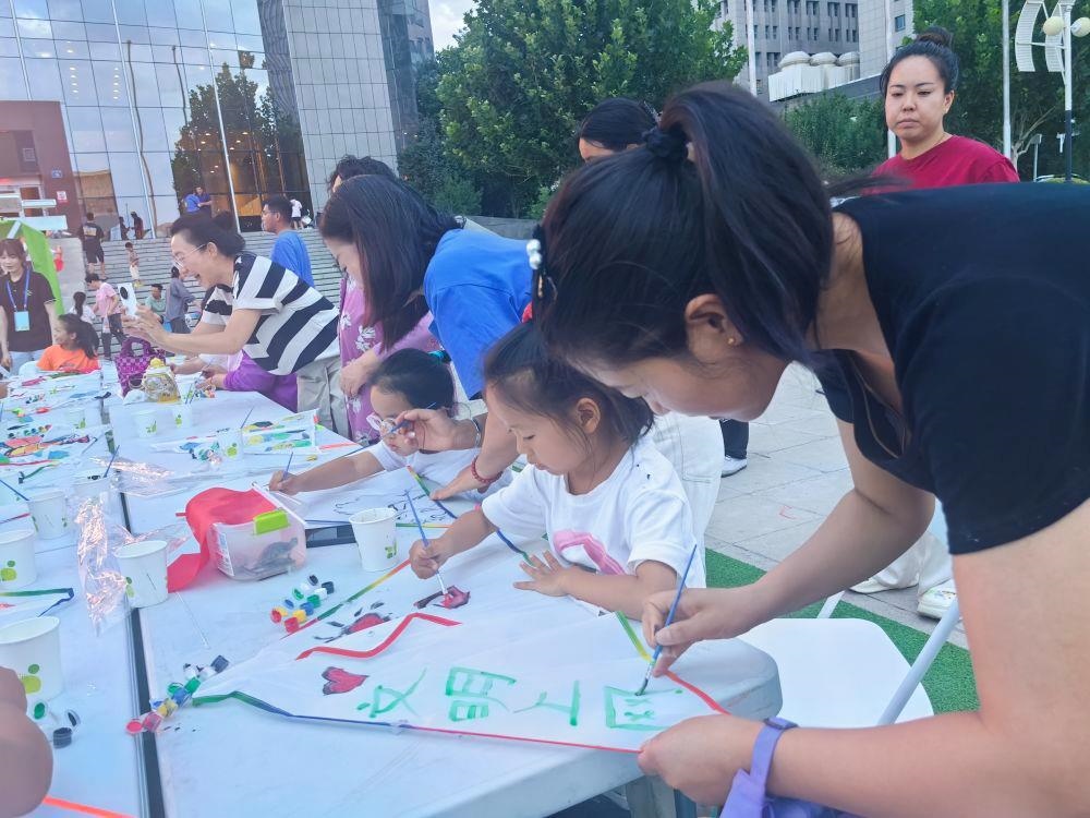 △家長與孩子一起參與“文明上網(wǎng)”系列主題活動。