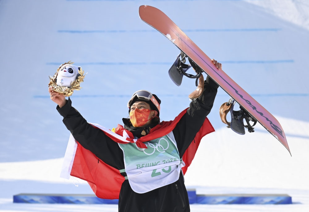蘇翊鳴在北京2022年冬奧會單板滑雪男子大跳臺決賽奪冠后慶祝（2022年2月15日攝）。新華社記者 黃宗治 攝