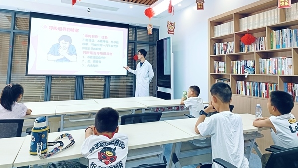 西安交通大學(xué)“筑夢醫(yī)心·護佑三農(nóng)”實踐團開展健康科普。校方供圖