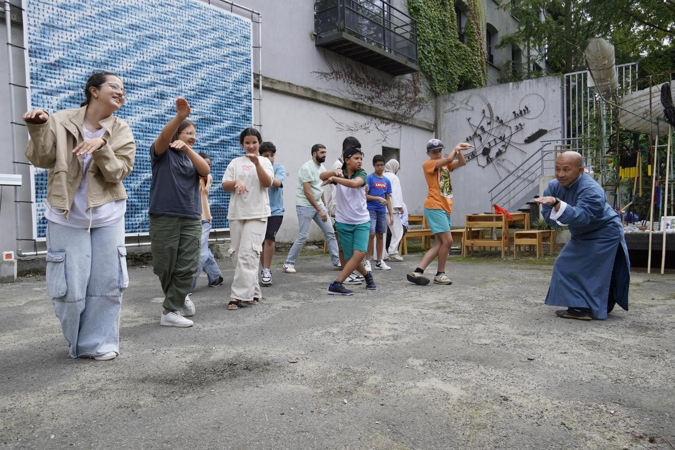 孩子們與魯汶大學(xué)武術(shù)老師，北少林長拳傳人羅師傅學(xué)習(xí)中國功夫。比利時維他命文化傳媒供圖