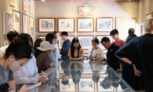 同學(xué)們觀摩文旅設(shè)計(jì)。校方供圖