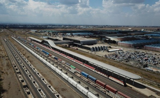 這是2023年9月在肯尼亞首都內(nèi)羅畢拍攝的蒙內(nèi)鐵路內(nèi)羅畢站（無(wú)人機(jī)照片）。新華社記者 韓旭 攝