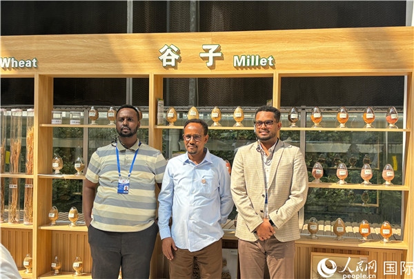 研討班成員在聽取講解后合影留念。人民網(wǎng) 曹欣悅攝