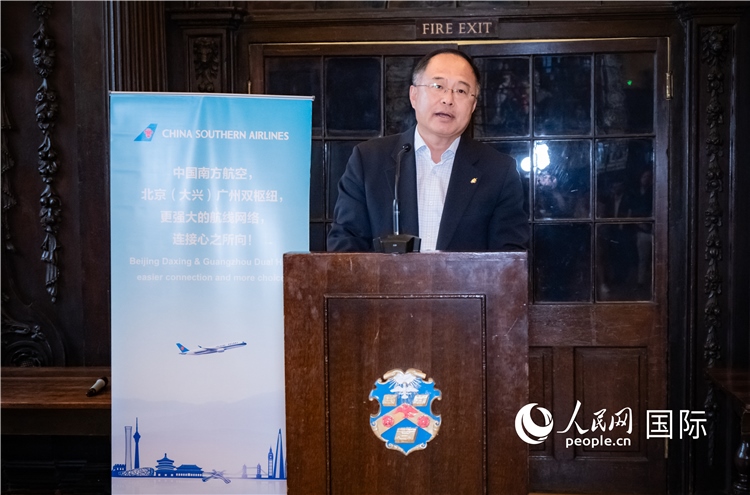 圖為中國(guó)駐倫敦旅游辦事處主任張力致辭。人民網(wǎng) 郭錦標(biāo)攝