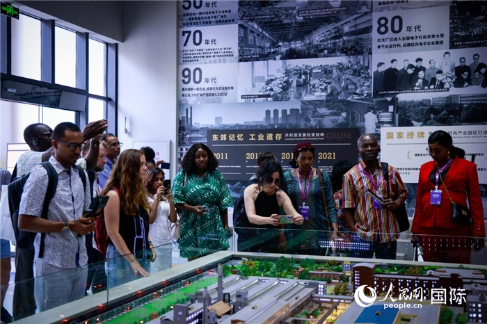 2024“一帶一路”媒體合作論壇聯(lián)合采訪調(diào)研行成員在東郊記憶園區(qū)參觀采訪。本報記者 伊霄攝