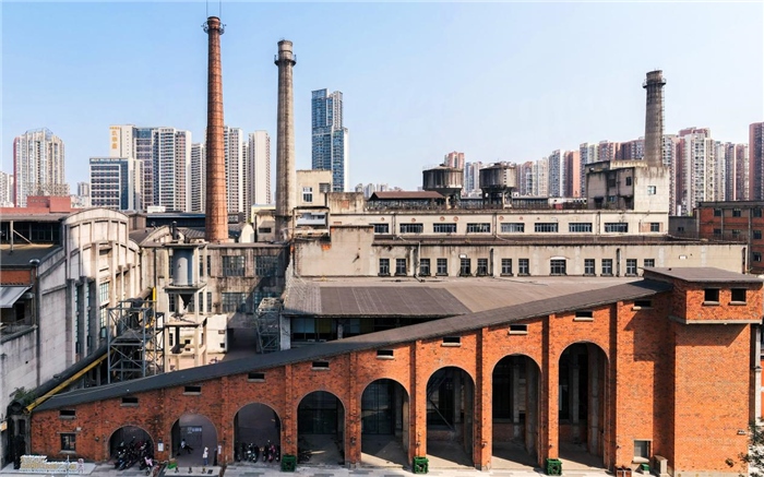 在原成都國營紅光電子管廠舊址上改建而成的東郊記憶園區(qū)南大門。大門既保留了老工業(yè)區(qū)的風(fēng)貌，又融入了現(xiàn)代審美和創(chuàng)意，成為了園區(qū)一大亮點。資料圖片