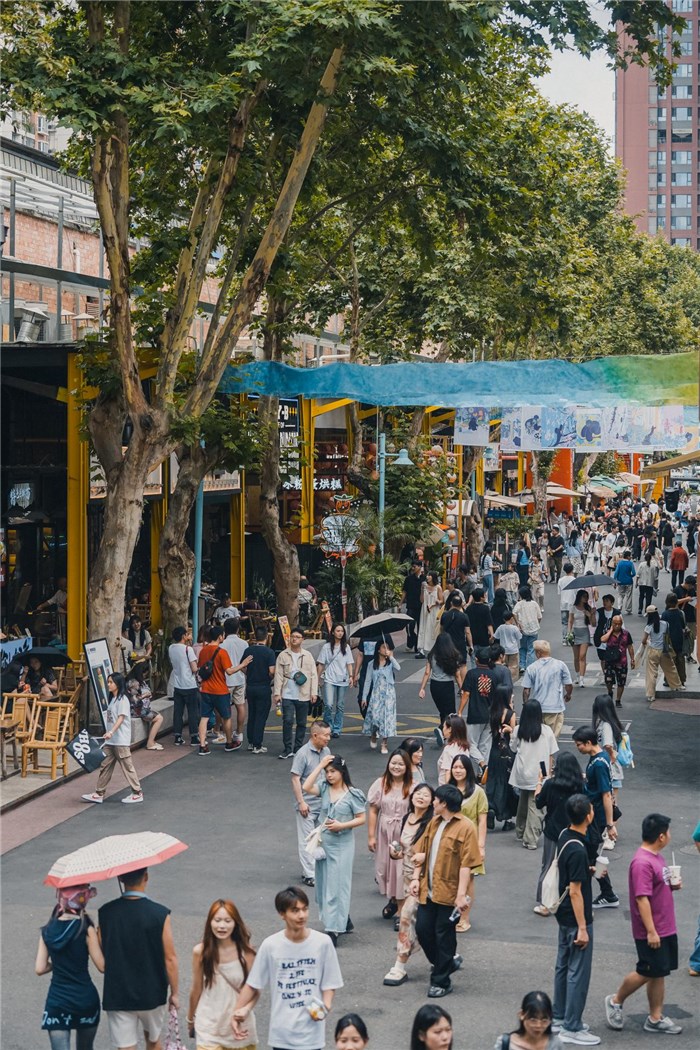 北街美食區(qū)是東郊記憶園區(qū)集美食、文化與休閑于一體的特色區(qū)域，為游客和當(dāng)?shù)鼐用裉峁┝素S富多樣的餐飲選擇。資料圖片