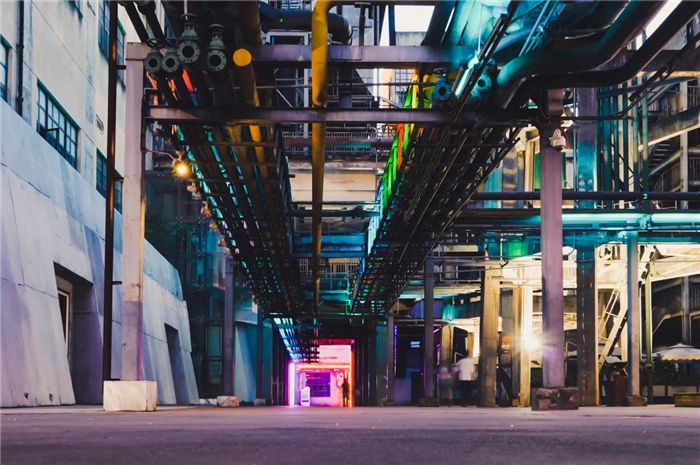 東郊記憶園區(qū)工業(yè)橫街完整地保留了園區(qū)的工業(yè)元素，如工業(yè)煙囪、動力管廊架和水塔等，形成了園區(qū)獨特的工業(yè)風(fēng)景線。資料圖片