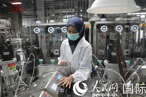 中國—印尼新能源材料與冶金工程技術(shù)聯(lián)合研究實(shí)驗(yàn)室內(nèi)，研究人員正在工作。人民網(wǎng)記者曹師韻攝