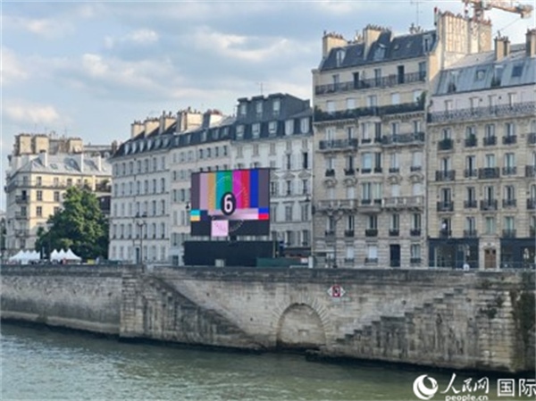 奧運(yùn)會(huì)開幕式，安置在塞納河兩岸的大屏幕。人民網(wǎng)記者 何蒨攝