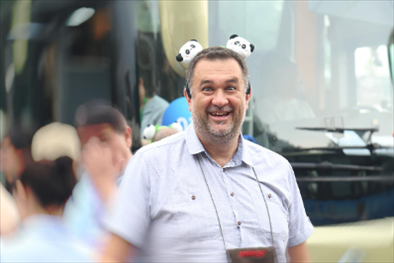 參訪熊貓谷前，塞爾維亞“一帶一路”研究所所長(zhǎng)博揚(yáng)·拉利奇戴上熊貓頭飾。（李佩藺 攝）